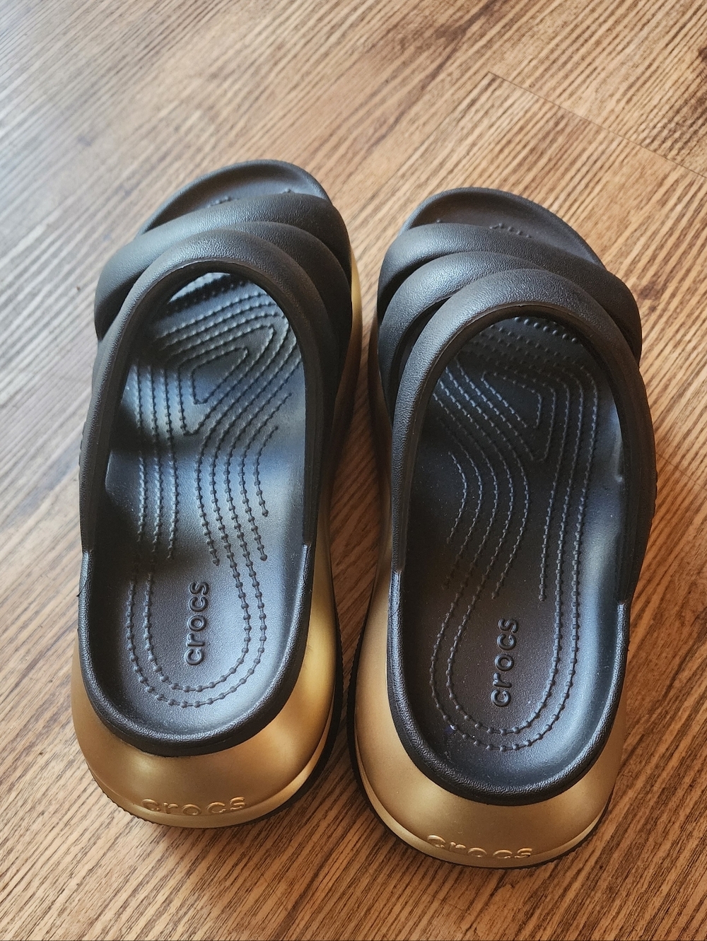Size 8 Crocs Women’s Black and Gold Platform Slide Sandals - Picture 8 of 8